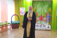 Настоятель храма великомученика Димитрия Солунского поздравил малышей с Пасхой Христовой