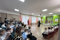 Настоятель храма великомученика Димитрия Солунского поздравил малышей с Пасхой Христовой