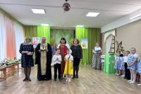 Настоятель храма великомученика Димитрия Солунского поздравил малышей с Пасхой Христовой