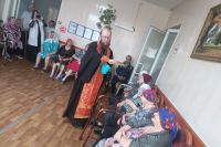 Настоятель Вознесенского храма поздравил пожилых подопечных с Пасхой Христовой Настоятель Вознесенского храма поздравил пожилых подопечных с Пасхой Христовой