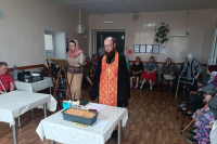 Настоятель Вознесенского храма поздравил пожилых подопечных с Пасхой Христовой Настоятель Вознесенского храма поздравил пожилых подопечных с Пасхой Христовой