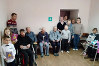 Воспитанники воскресной школы Николо-Песковского храма поздравили подопечных социального учреждения с Пасхой