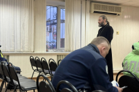 Председатель епархиального отдела по взаимодействию с правоохранительными учреждениями иерей Евгений Щенников провёл встречу с личным составом отдельного батальона ГИБДД регионального управления ведомства и с курсантам ОЮИ. 30-31 марта 2026 года, г.Орел