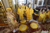  За литургией в Ахтырском соборе паства поздравила митрополита Орловского и Болховского Антония с 79-летием. 17 ноября 2018 г.