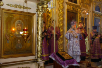 В канун Недели 3-й Великого поста, Крестопоклонной, митрополит Орловский и Болховский Антоний совершил всенощное бдение с чином выноса Креста Господня в Ахтырском кафедральном соборе Орла. 10 марта 2018 г.