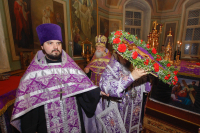 В канун Недели 3-й Великого поста, Крестопоклонной, митрополит Орловский и Болховский Антоний совершил всенощное бдение с чином выноса Креста Господня в Ахтырском кафедральном соборе Орла. 10 марта 2018 г.