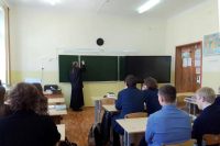 Клирик Свято-Троицкого храма провел занятие для школьников и принял участие в «Диктанте Победы» Клирик Свято-Троицкого храма провел занятие для школьников и принял участие в «Диктанте Победы»
