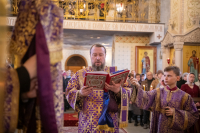 В Великий Четверток, Воспоминание Тайной Вечери, митрополит Орловский и Болховский Тихон возглавил Литургию святителя Василия Великого в храме Казанской иконы Божией Матери города Орла, 9 апреля 2026 года
