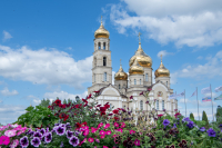 В канун дня памяти преподобного Феодосия, игумена Киево-Печерского, митрополит Орловский и Болховский Тихон возглавил всенощное бдение в храме Сретения Господня в поселке Вятский Посад. 15 мая 2026 года, Орловский муниципальный округ