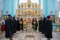 В день памяти преподобного Феодосия, игумена Киево-Печерского, в храме Сретения Господня поселка Вятский Посад совершена Божественная литургия, которую возглавили митрополит Орловский и Болховский Тихон и епископ Североморский и Умбский Тарасий. 16 мая 2026 года.