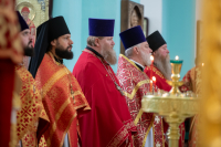 В день памяти преподобного Феодосия, игумена Киево-Печерского, в храме Сретения Господня поселка Вятский Посад совершена Божественная литургия, которую возглавили митрополит Орловский и Болховский Тихон и епископ Североморский и Умбский Тарасий. 16 мая 2026 года.