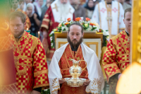 В день памяти преподобного Феодосия, игумена Киево-Печерского, в храме Сретения Господня поселка Вятский Посад совершена Божественная литургия, которую возглавили митрополит Орловский и Болховский Тихон и епископ Североморский и Умбский Тарасий. 16 мая 2026 года.