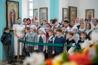 В день памяти преподобного Феодосия, игумена Киево-Печерского, в храме Сретения Господня поселка Вятский Посад совершена Божественная литургия, которую возглавили митрополит Орловский и Болховский Тихон и епископ Североморский и Умбский Тарасий. 16 мая 2026 года.