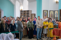 В день памяти преподобного Феодосия, игумена Киево-Печерского, в храме Сретения Господня поселка Вятский Посад совершена Божественная литургия, которую возглавили митрополит Орловский и Болховский Тихон и епископ Североморский и Умбский Тарасий. 16 мая 2026 года.