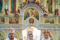 В день памяти преподобного Феодосия, игумена Киево-Печерского, в храме Сретения Господня поселка Вятский Посад совершена Божественная литургия, которую возглавили митрополит Орловский и Болховский Тихон и епископ Североморский и Умбский Тарасий. 16 мая 2026 года.