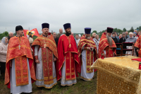 В городе Мценске состоялась Божественная литургия под открытым небом: на месте разрушенного богоборцами Никольского собора на Соборной горе.