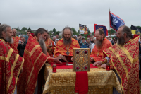В городе Мценске состоялась Божественная литургия под открытым небом: на месте разрушенного богоборцами Никольского собора на Соборной горе.