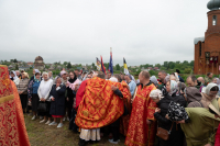 В городе Мценске состоялась Божественная литургия под открытым небом: на месте разрушенного богоборцами Никольского собора на Соборной горе.