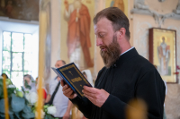 В канун праздника Вознесения Господня, дня памяти Апостола и евангелиста Иоанна Богослова, митрополит Орловский и Болховский Тихон совершил всенощное бдение в Богоявленском соборе города Орла. 20 мая 2026 года.