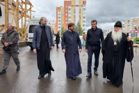 Владыка Тихон совместно с заместителем губернатора Орловской области — руководителем Представительства региона при Правительстве Российской Федерации Александром Бирюковым и благочинным Центрального округа Орловской епархии протоиереем Василием Ивановым лично ознакомились с ходом ремонтных работ кровли храма святой блаженной Матроны Московской города Орла. 29 мая 2026 года. Владыка Тихон совместно с заместителем губернатора Орловской области — руководителем Представительства региона при Правительстве Российской Федерации Александром Бирюковым и благочинным Центрального округа Орловской епархии протоиереем Василием Ивановым лично ознакомились с ходом ремонтных работ кровли храма святой блаженной Матроны Московской города Орла. 29 мая 2026 года.
