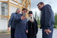 Владыка Тихон совместно с заместителем губернатора Орловской области — руководителем Представительства региона при Правительстве Российской Федерации Александром Бирюковым и благочинным Центрального округа Орловской епархии протоиереем Василием Ивановым лично ознакомились с ходом ремонтных работ кровли храма святой блаженной Матроны Московской города Орла. 29 мая 2026 года. Владыка Тихон совместно с заместителем губернатора Орловской области — руководителем Представительства региона при Правительстве Российской Федерации Александром Бирюковым и благочинным Центрального округа Орловской епархии протоиереем Василием Ивановым лично ознакомились с ходом ремонтных работ кровли храма святой блаженной Матроны Московской города Орла. 29 мая 2026 года.