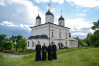 В канун Дня Святой Троицы, Пятидесятницы, дня памяти преподобного Макария Алтайского, митрополит Орловский и Болховский Тихон возглавил всенощное бдение с литией в Троицком Рождества Богородицы Оптине женском монастыре города Болхова. 30 мая 2026 года. В канун Дня Святой Троицы, Пятидесятницы, дня памяти преподобного Макария Алтайского, митрополит Орловский и Болховский Тихон возглавил всенощное бдение с литией в Троицком Рождества Богородицы Оптине женском монастыре города Болхова. 30 мая 2026 года.