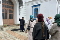 Клирик Свято-Троицкого храма провел экскурсию для выпускников 