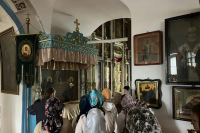 Клирик Свято-Троицкого храма провел экскурсию для выпускников 