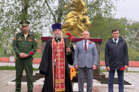 Благочинный Троснянско-Кромского округа почтил память павших воинов