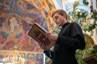 В Седмицу 1-ю по Пятидесятнице (сплошную), в день Святого Духа, в день памяти благоверного великого князя Димитрия Донского и великой княгини Евдокии, в инокинях Евфросинии, митрополит Орловский и Болховский Тихон совершил Божественную Литургию в Свято-Троицком храме поселка Шахово Кромского района Орловской области. 1 июня 2026 года. В Седмицу 1-ю по Пятидесятнице (сплошную), в день Святого Духа, в день памяти благоверного великого князя Димитрия Донского и великой княгини Евдокии, в инокинях Евфросинии, митрополит Орловский и Болховский Тихон совершил Божественную Литургию в Свято-Троицком храме поселка Шахово Кромского района Орловской области. 1 июня 2026 года.