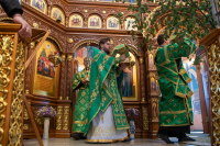 В Седмицу 1-ю по Пятидесятнице (сплошную), в день Святого Духа, в день памяти благоверного великого князя Димитрия Донского и великой княгини Евдокии, в инокинях Евфросинии, митрополит Орловский и Болховский Тихон совершил Божественную Литургию в Свято-Троицком храме поселка Шахово Кромского района Орловской области. 1 июня 2026 года. В Седмицу 1-ю по Пятидесятнице (сплошную), в день Святого Духа, в день памяти благоверного великого князя Димитрия Донского и великой княгини Евдокии, в инокинях Евфросинии, митрополит Орловский и Болховский Тихон совершил Божественную Литургию в Свято-Троицком храме поселка Шахово Кромского района Орловской области. 1 июня 2026 года.