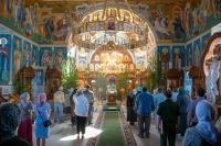 В Седмицу 1-ю по Пятидесятнице (сплошную), в день Святого Духа, в день памяти благоверного великого князя Димитрия Донского и великой княгини Евдокии, в инокинях Евфросинии, митрополит Орловский и Болховский Тихон совершил Божественную Литургию в Свято-Троицком храме поселка Шахово Кромского района Орловской области. 1 июня 2026 года. В Седмицу 1-ю по Пятидесятнице (сплошную), в день Святого Духа, в день памяти благоверного великого князя Димитрия Донского и великой княгини Евдокии, в инокинях Евфросинии, митрополит Орловский и Болховский Тихон совершил Божественную Литургию в Свято-Троицком храме поселка Шахово Кромского района Орловской области. 1 июня 2026 года.