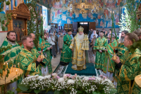 В Седмицу 1-ю по Пятидесятнице (сплошную), в день Святого Духа, в день памяти благоверного великого князя Димитрия Донского и великой княгини Евдокии, в инокинях Евфросинии, митрополит Орловский и Болховский Тихон совершил Божественную Литургию в Свято-Троицком храме поселка Шахово Кромского района Орловской области. 1 июня 2026 года. В Седмицу 1-ю по Пятидесятнице (сплошную), в день Святого Духа, в день памяти благоверного великого князя Димитрия Донского и великой княгини Евдокии, в инокинях Евфросинии, митрополит Орловский и Болховский Тихон совершил Божественную Литургию в Свято-Троицком храме поселка Шахово Кромского района Орловской области. 1 июня 2026 года.