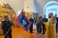 Настоятель храма Вознесения Господня освятил казачье знамя Настоятель храма Вознесения Господня освятил казачье знамя