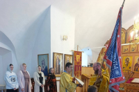 Настоятель храма Вознесения Господня освятил казачье знамя Настоятель храма Вознесения Господня освятил казачье знамя