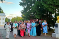 Клирик Свято-Никольского храма благословил выпускников Клирик Свято-Никольского храма благословил выпускников
