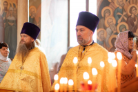 В Неделю 4-ую по Пятидесятнице, день памяти святителя Ионы, митрополита Московского и всея Руси, чудотворца, святителя Михаила, первого митрополита Киевского, митрополит Орловский и Болховский Тихон возглавил Божественную Литургию в Свято-Троицком храме города Мценска. 28 июня 2026 года.