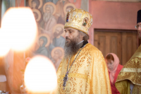 В Неделю 4-ую по Пятидесятнице, день памяти святителя Ионы, митрополита Московского и всея Руси, чудотворца, святителя Михаила, первого митрополита Киевского, митрополит Орловский и Болховский Тихон возглавил Божественную Литургию в Свято-Троицком храме города Мценска. 28 июня 2026 года.