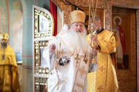 В Неделю 4-ую по Пятидесятнице, день памяти святителя Ионы, митрополита Московского и всея Руси, чудотворца, святителя Михаила, первого митрополита Киевского, митрополит Орловский и Болховский Тихон возглавил Божественную Литургию в Свято-Троицком храме города Мценска. 28 июня 2026 года.