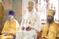 В Неделю 4-ую по Пятидесятнице, день памяти святителя Ионы, митрополита Московского и всея Руси, чудотворца, святителя Михаила, первого митрополита Киевского, митрополит Орловский и Болховский Тихон возглавил Божественную Литургию в Свято-Троицком храме города Мценска. 28 июня 2026 года.