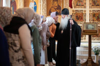 В Неделю 4-ую по Пятидесятнице, день памяти святителя Ионы, митрополита Московского и всея Руси, чудотворца, святителя Михаила, первого митрополита Киевского, митрополит Орловский и Болховский Тихон возглавил Божественную Литургию в Свято-Троицком храме города Мценска. 28 июня 2026 года.