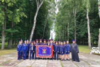 Председатель епархиального отдела по взаимодействию с казачеством, духовник Орловского отдельского казачьего общества протоиерей Александр Кузнецов вместе с учащимися лучших казачьих классов Орловской области совершил паломническо-познавательную поездку в Государственный военно-исторический и природный музей-заповедник «Куликово поле» в Тульской области. 28 июня 2026 года