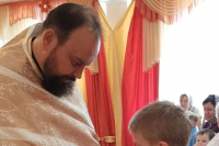 Клирик Богоявленского собора крестил малышей Клирик Богоявленского собора крестил малышей