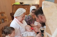 Клирик Богоявленского собора крестил малышей Клирик Богоявленского собора крестил малышей