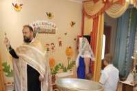 Клирик Богоявленского собора крестил малышей Клирик Богоявленского собора крестил малышей