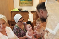 Клирик Богоявленского собора крестил малышей Клирик Богоявленского собора крестил малышей