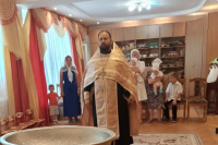 Клирик Богоявленского собора крестил малышей Клирик Богоявленского собора крестил малышей