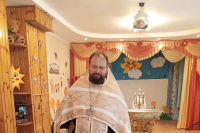 Клирик Богоявленского собора крестил малышей Клирик Богоявленского собора крестил малышей