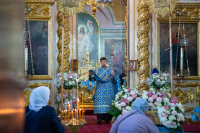 В канун дня Ахтырской иконы Божией Матери, митрополит Орловский и Болховский Тихон совершил всенощное бдение в Ахтырском кафедральном соборе города Орла. 14 июля 2026 г.