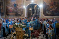 В канун дня Ахтырской иконы Божией Матери, митрополит Орловский и Болховский Тихон совершил всенощное бдение в Ахтырском кафедральном соборе города Орла. 14 июля 2026 г.